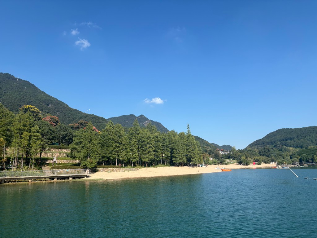 Shuanglong Lake